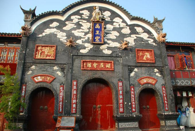 古怪巫师逃离村庄